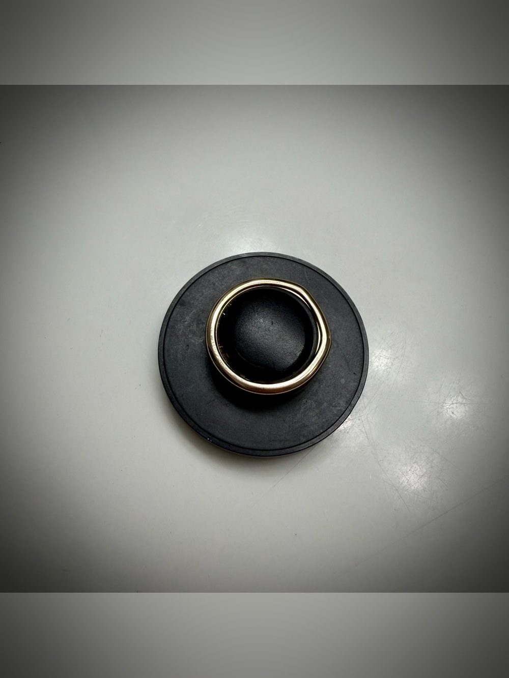 Oura Ring Gen 3 Heritage – Gold, Size 9 - Picture 3 of 5